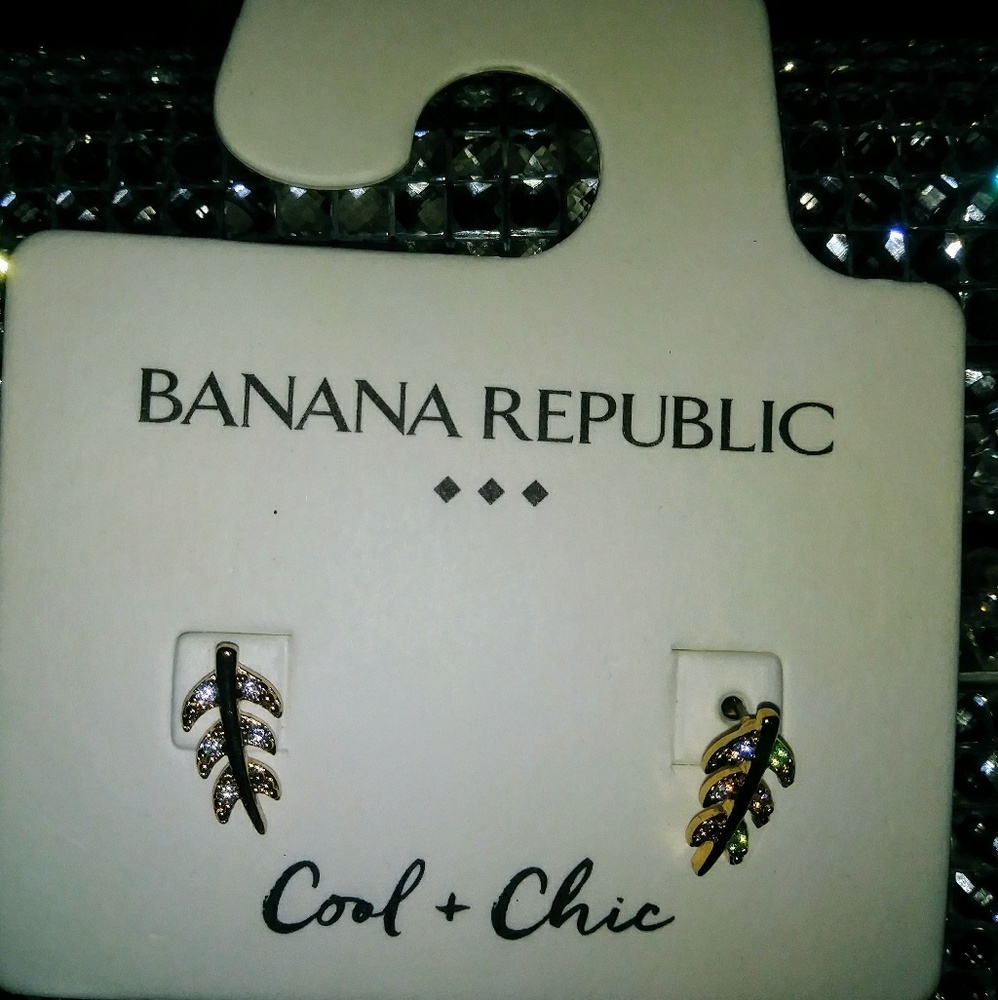 🎉 HOST PICK 🎉 ❤ 4/$15❤ Banana Republic Gold Leaf  Earrings